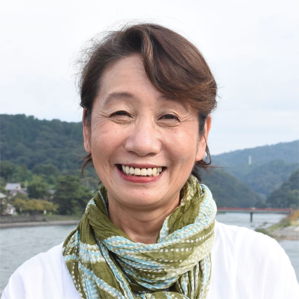 宇治の川辺で微笑む佐々木まゆみの公式プロフィール写真